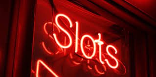 Dealer profesional juragan kucek menyajikan Live Baccarat dari studio multi-kamera